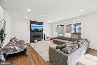 42051 Night Nurse Cir in Ashburn, VA - Building Photo - Building Photo