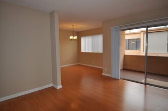 5036 Coldwater Canyon Ave, Unit 305 in Los Angeles, CA - Foto de edificio - Building Photo