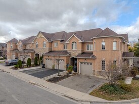33 Bay Breeze Dr in Brampton, ON - Building Photo