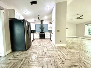 210 SE 1st Pl in Cape Coral, FL - Foto de edificio - Building Photo