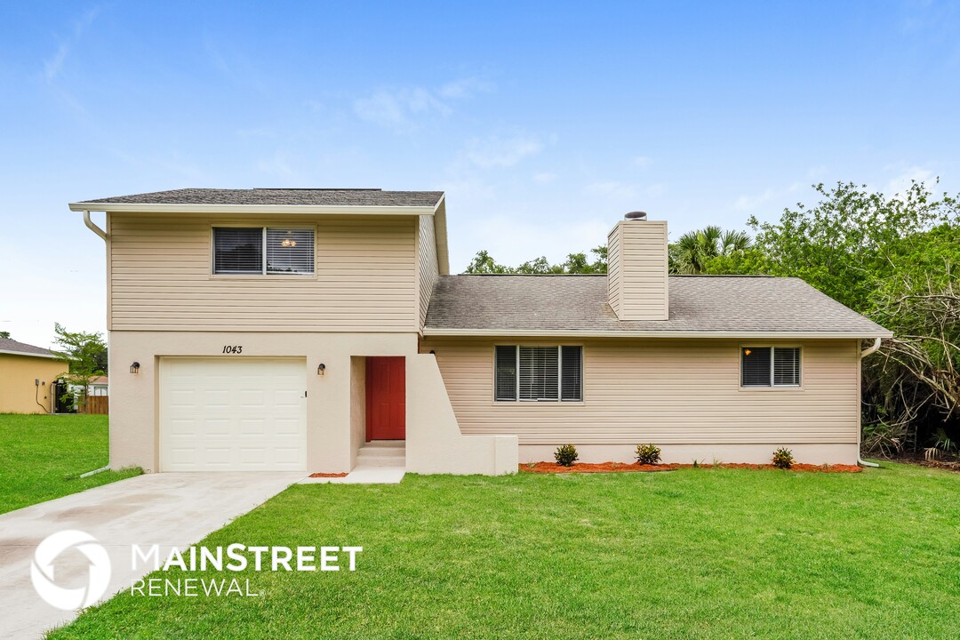 1043 Cazenovia St in Port Charlotte, FL - Building Photo