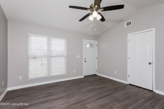 10106 Greenfield Woods Cir in Louisville, KY - Building Photo - Building Photo