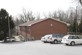 Sixth Avenue Apartments in Hendersonville, NC - Foto de edificio - Building Photo