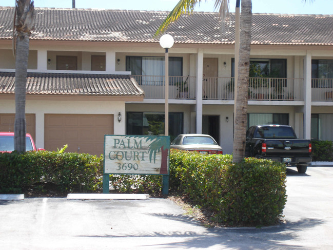 Palm Court in Pompano Beach, FL - Foto de edificio - Building Photo