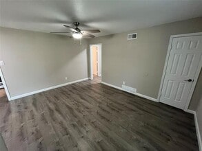 1913 Devonshire Dr in Garland, TX - Foto de edificio - Building Photo