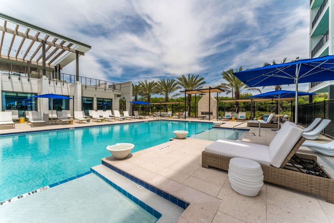 The Reef Apartments in Jacksonville, FL - Foto de edificio