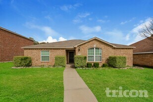 1026 Barrymore Ln in Duncanville, TX - Building Photo