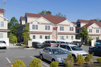 32 Cinder Rd in Edison, NJ - Foto de edificio - Building Photo