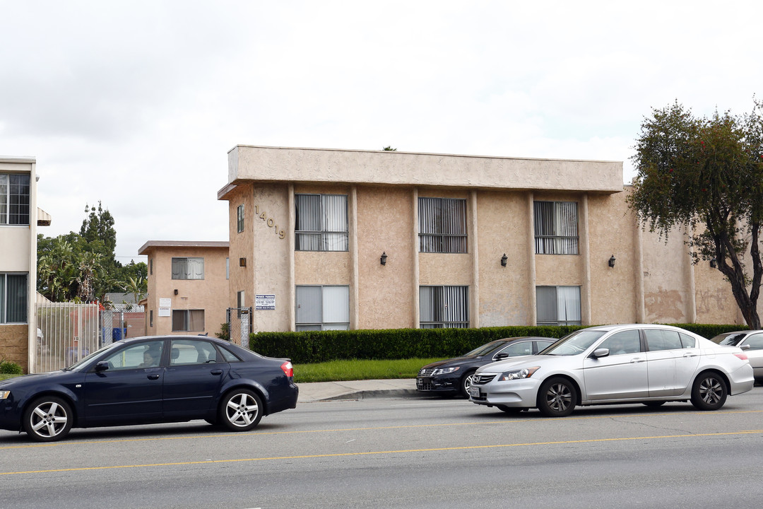 14019 Sherman Way in Van Nuys, CA - Building Photo