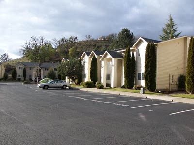 Warewood Village Apartments in Roseburg, OR - Foto de edificio - Building Photo