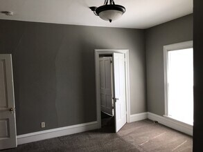 105 W 5th St, Unit C in Muscatine, IA - Foto de edificio - Building Photo