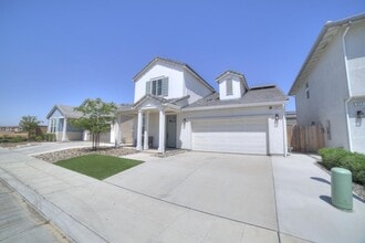 371 Traverse Dr S in Madera, CA - Building Photo - Building Photo