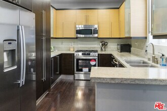 10609 Bloomfield St in Los Angeles, CA - Building Photo - Building Photo