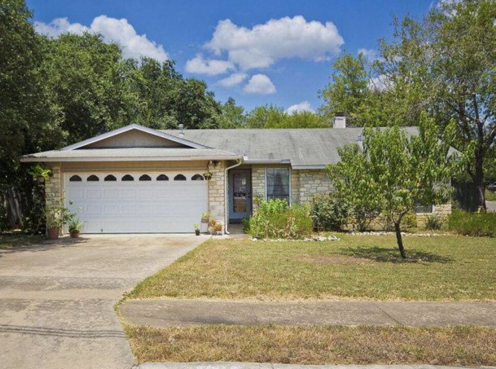 2002 Castle Bluff Dr in San Marcos, TX - Building Photo