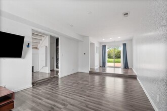 36 Constitution Ct in Vernon Hills, IL - Building Photo - Building Photo