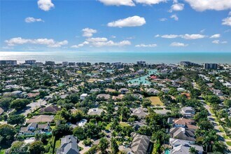 2250 Crayton Rd in Naples, FL - Building Photo - Building Photo