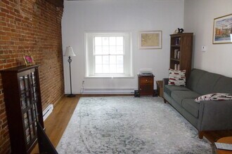 42 Market St, Unit Apt #2 in Portsmouth, NH - Building Photo - Building Photo