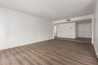 5055 W Vogel Ave in Glendale, AZ - Building Photo - Building Photo