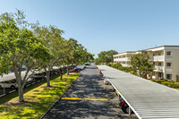 Winston Park Northeast in St. Petersburg, FL - Building Photo - Building Photo