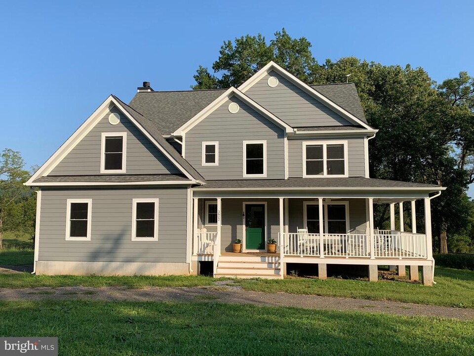 3822 Carrington Rd in Delaplane, VA - Building Photo