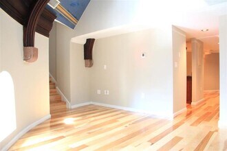 25 Bow St, Unit 1 in Somerville, MA - Foto de edificio - Building Photo