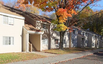 Fox Run Apartments in Clifton Park, NY - Building Photo - Building Photo