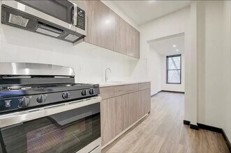 439 W 46th St in New York, NY - Building Photo - Building Photo