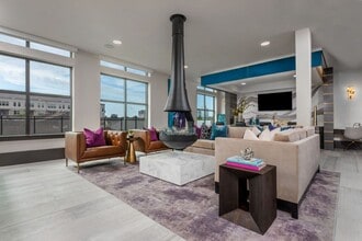 Residences at the Grove in Dallas, TX - Foto de edificio - Building Photo