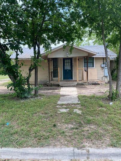 1000 Chihuahua St in Lockhart, TX - Building Photo