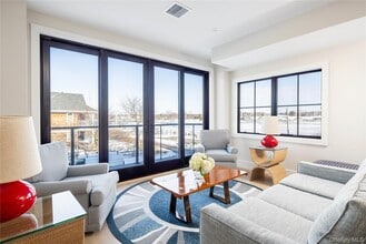 123 Sterling Ave in Greenport, NY - Foto de edificio - Building Photo