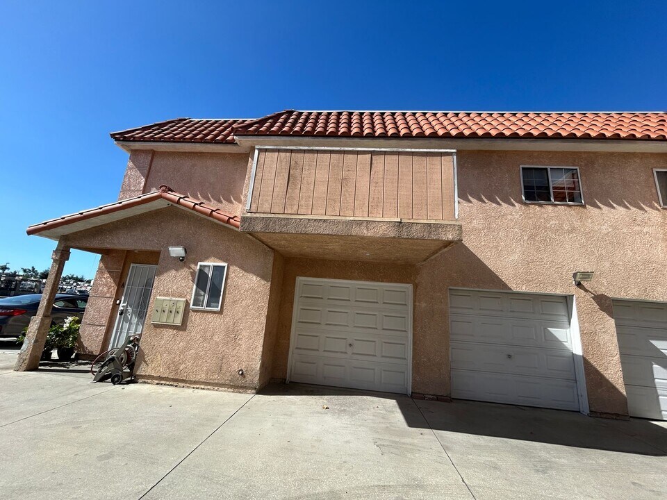7551 Warner Ave in Huntington Beach, CA - Building Photo
