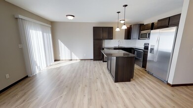 8702 E Harry St in Wichita, KS - Foto de edificio - Building Photo