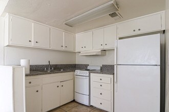 Hazelwood Villas in Las Vegas, NV - Foto de edificio - Building Photo