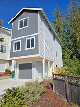 1042 NW Dragonstone St in Bremerton, WA - Building Photo - Building Photo