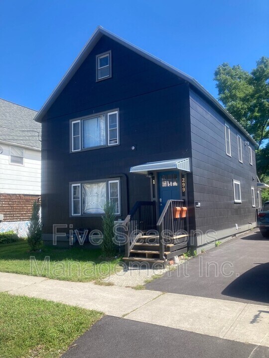 299 Manhattan Dr in Burlington, VT - Building Photo