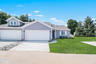 1020 W Villas Dr in Vicksburg, MI - Building Photo