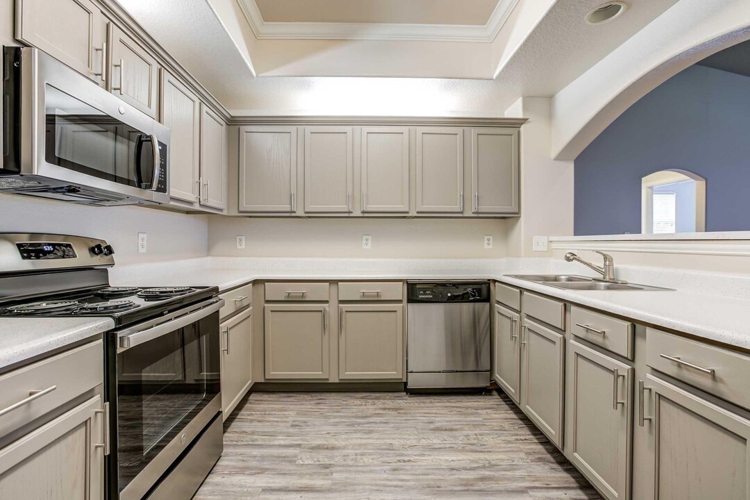 Ellery at Lake Sherwood in Orlando, FL - Building Photo