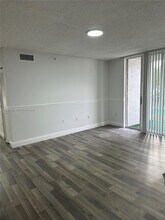 620 SW 111th Ave in Pembroke Pines, FL - Foto de edificio - Building Photo