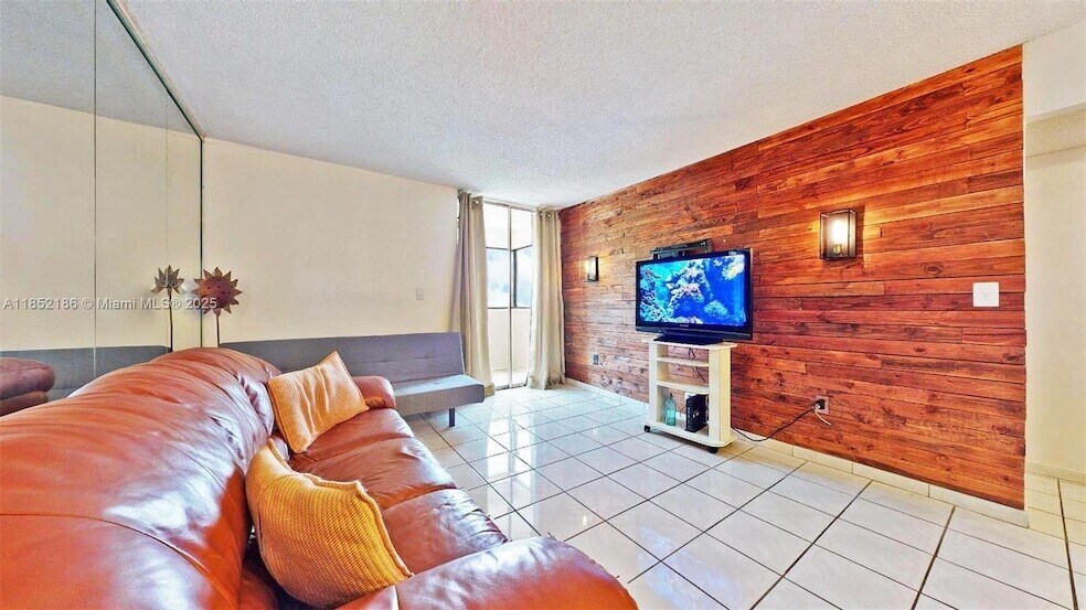 5050 NW 7th St in Miami, FL - Building Photo