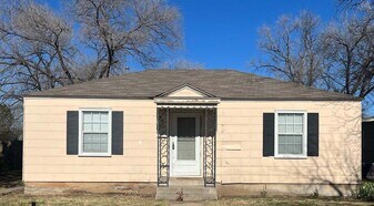 2422 29th St in Lubbock, TX - Building Photo