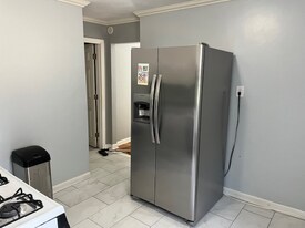 84 Byron St in Boston, MA - Building Photo