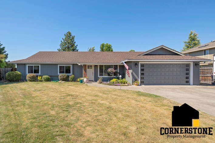2241 Gardendale Cir in Medford, OR - Foto de edificio