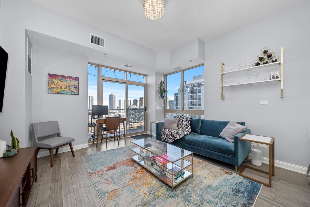 230 W Division St, Unit 1406 in Chicago, IL - Building Photo