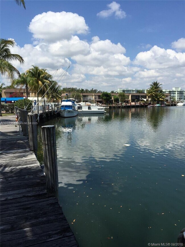2821 N Miami Beach Blvd in North Miami Beach, FL - Building Photo - Building Photo