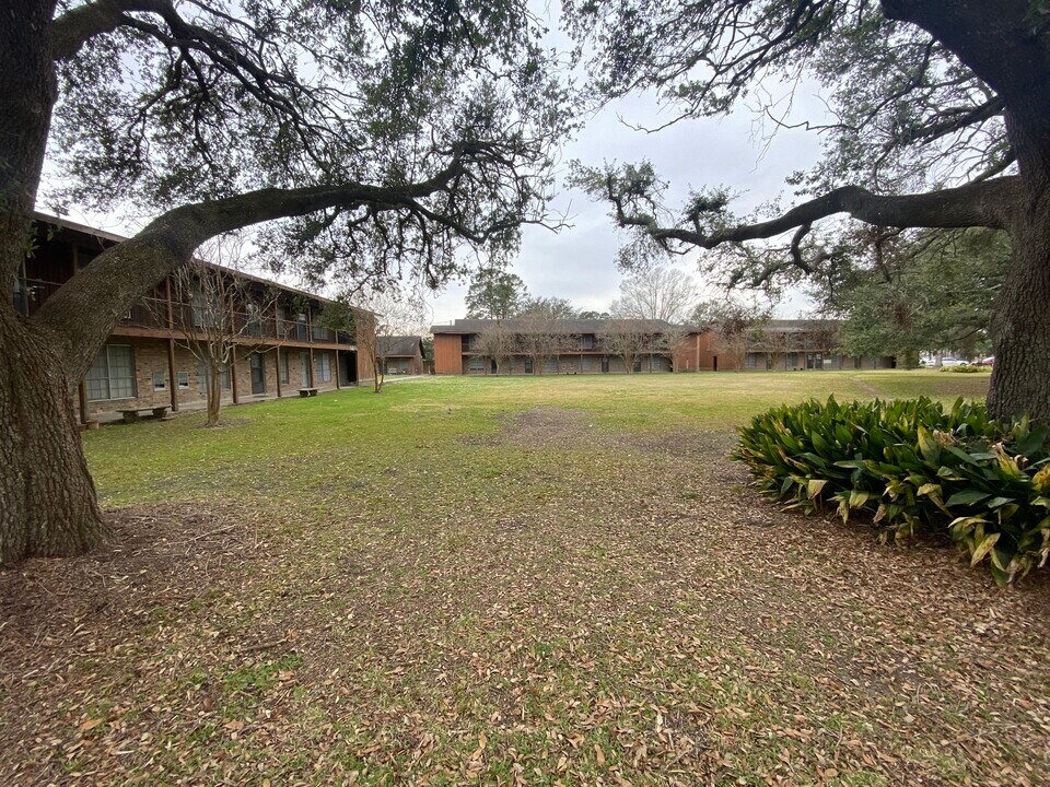 300 Plantation Rd in Thibodaux, LA - Building Photo