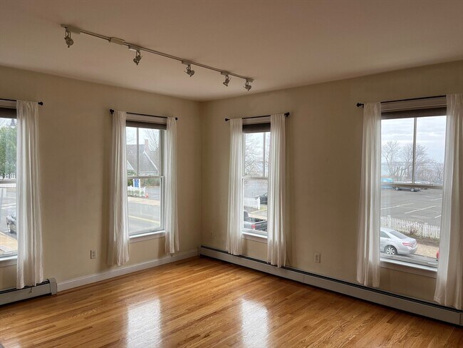 168 Humphrey St, Unit #1 in Swampscott, MA - Foto de edificio - Building Photo