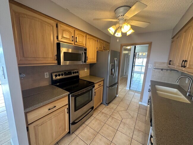 411 Lakewood Cir, Unit B-915 in Colorado Springs, CO - Building Photo - Building Photo