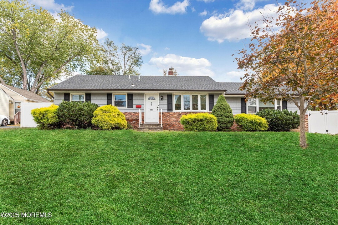621 Sumner Ave in Belford, NJ - Foto de edificio