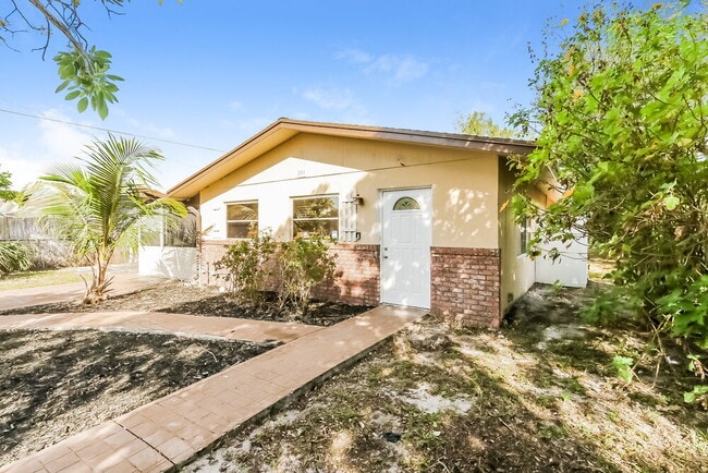 201 Newcastle St in Boca Raton, FL - Building Photo - Building Photo