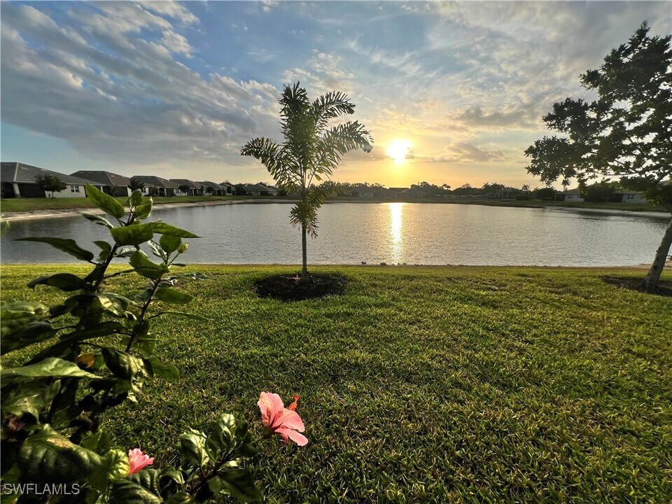 1233 Enbrook Lp in Naples, FL - Building Photo